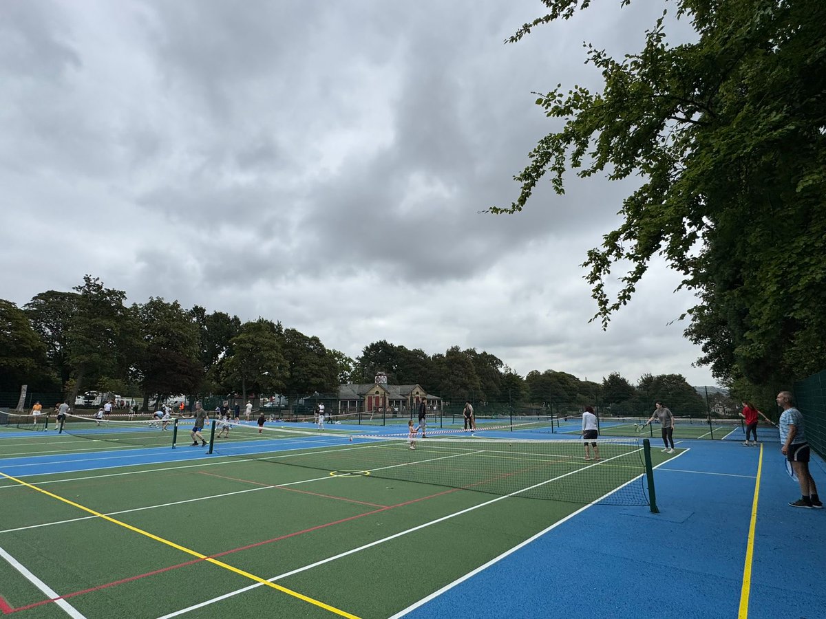 wedotennisuk's tweet image. Nearly 100 players took part in @BarclaysUK Big Tennis Weekend at Greenhead Park in Huddersfield this Saturday. The start of lots of great activity over the coming weeks. @WDTParks @KirkleesCouncil @activeleisure @LTAParks @YorkshireTennis 🎾