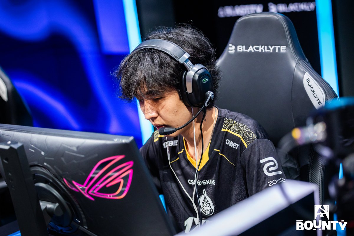 A chair that's made for CHAMPIONS 🏆 

<a href="/GoBlacklyte/">Blacklyte</a> bringing the best chairs in the business to the BLAST Bounty! 

#BLASTPremier