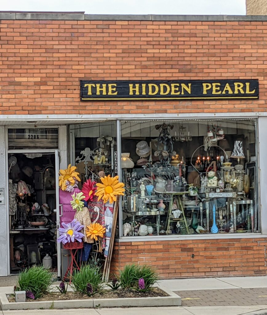 Today is #NationalThriftShopDay! 🎉 It's the perfect opportunity to support our amazing local shops along the Treasure Trail passport. 🛍️✨ Make a purchase at each shop and earn a FREE treasure trail tote bag! To learn more, click the link: bit.ly/400420S! 💚