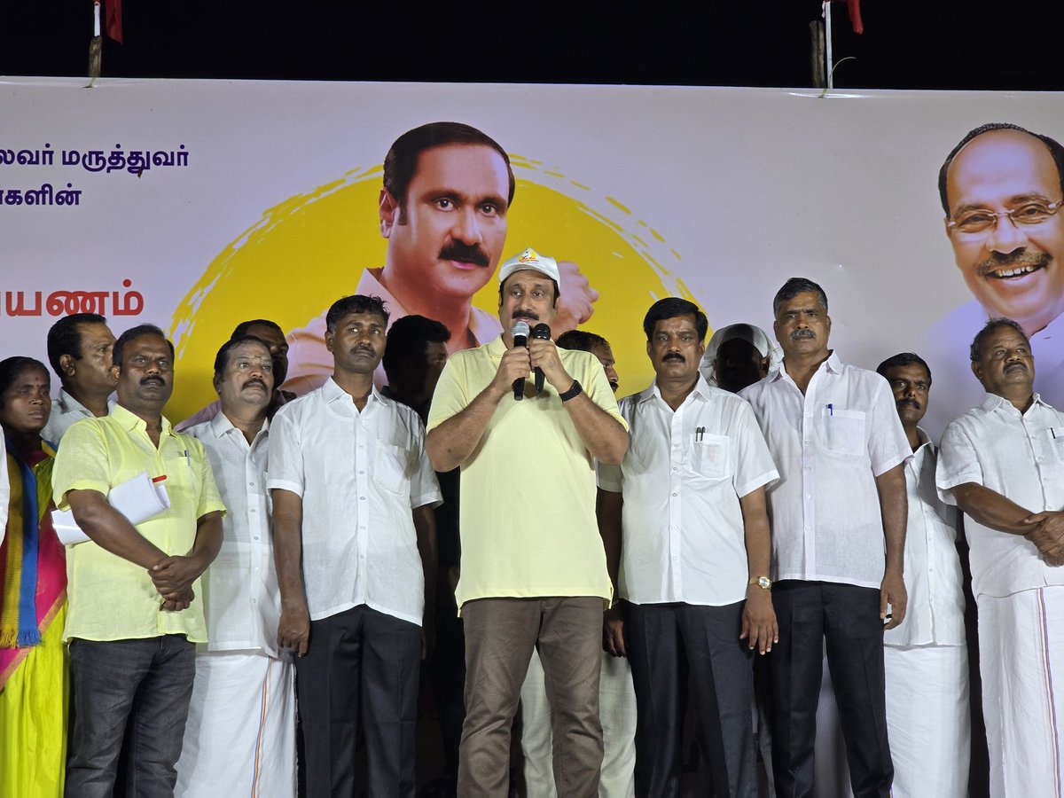 draramadoss's tweet photo. உரிமை மீட்க… தலைமுறை காக்க’" பயணத்தில், கொட்டும் மழையில் கிருஷ்ணகிரி மாவட்டம் - பர்கூரில் பங்கேற்று உரையாற்றிய போது..! #உரிமைமீட்க | #தலைமுறைகாக்க https://t.co/tzaHqtqmLg
