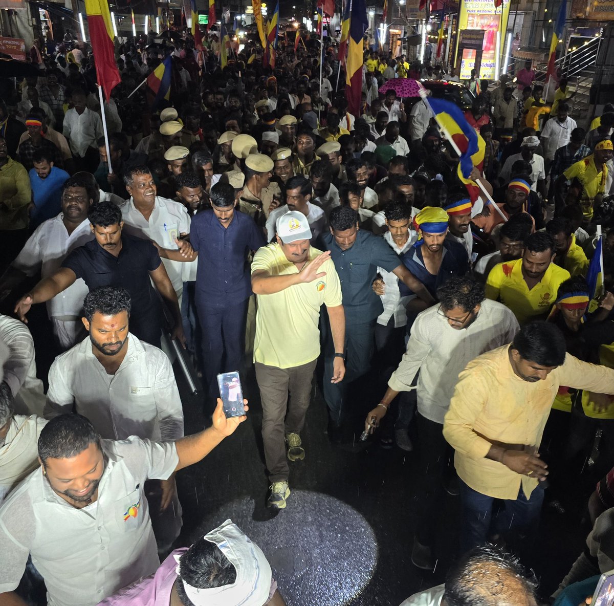 draramadoss's tweet photo. உரிமை மீட்க… தலைமுறை காக்க’" பயணத்தில், கொட்டும் மழையில் கிருஷ்ணகிரி மாவட்டம் - பர்கூரில் பங்கேற்று உரையாற்றிய போது..! #உரிமைமீட்க | #தலைமுறைகாக்க https://t.co/tzaHqtqmLg