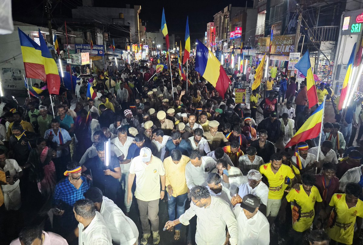 draramadoss's tweet photo. உரிமை மீட்க… தலைமுறை காக்க’" பயணத்தில், கொட்டும் மழையில் கிருஷ்ணகிரி மாவட்டம் - பர்கூரில் பங்கேற்று உரையாற்றிய போது..! #உரிமைமீட்க | #தலைமுறைகாக்க https://t.co/tzaHqtqmLg