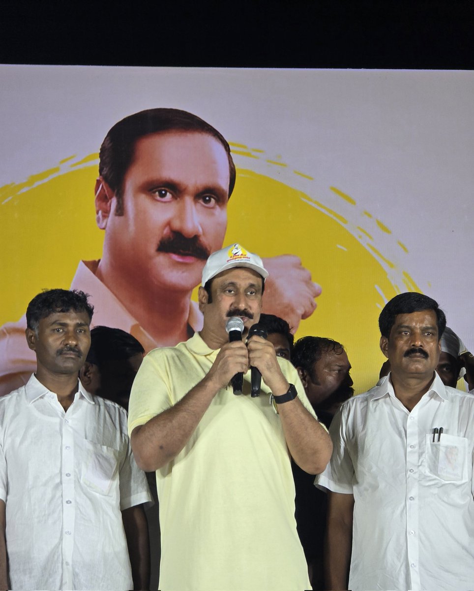 draramadoss's tweet photo. உரிமை மீட்க… தலைமுறை காக்க’" பயணத்தில், கொட்டும் மழையில் கிருஷ்ணகிரி மாவட்டம் - பர்கூரில் பங்கேற்று உரையாற்றிய போது..! #உரிமைமீட்க | #தலைமுறைகாக்க https://t.co/l6eZorAQBr