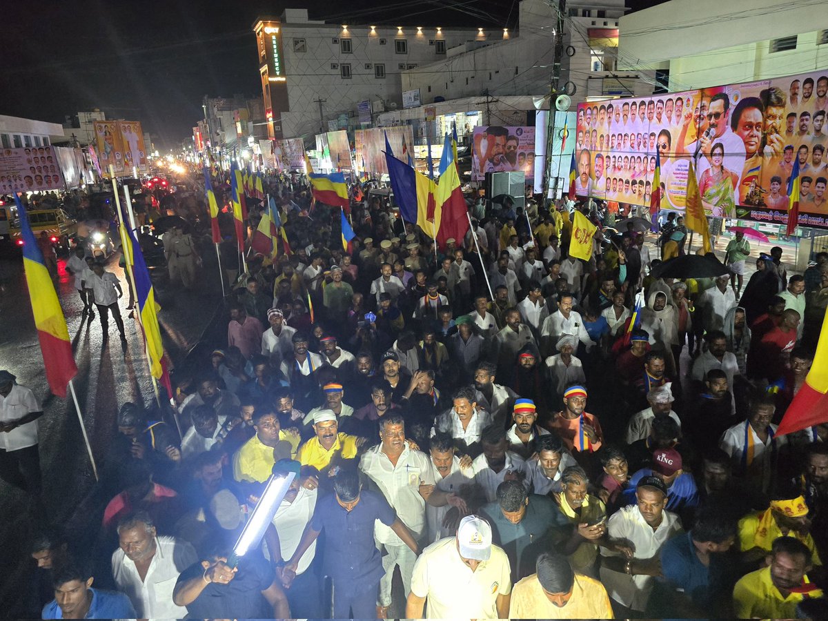 draramadoss's tweet photo. உரிமை மீட்க… தலைமுறை காக்க’" பயணத்தில், கொட்டும் மழையில் கிருஷ்ணகிரி மாவட்டம் - பர்கூரில் பங்கேற்று உரையாற்றிய போது..! #உரிமைமீட்க | #தலைமுறைகாக்க https://t.co/l6eZorAQBr