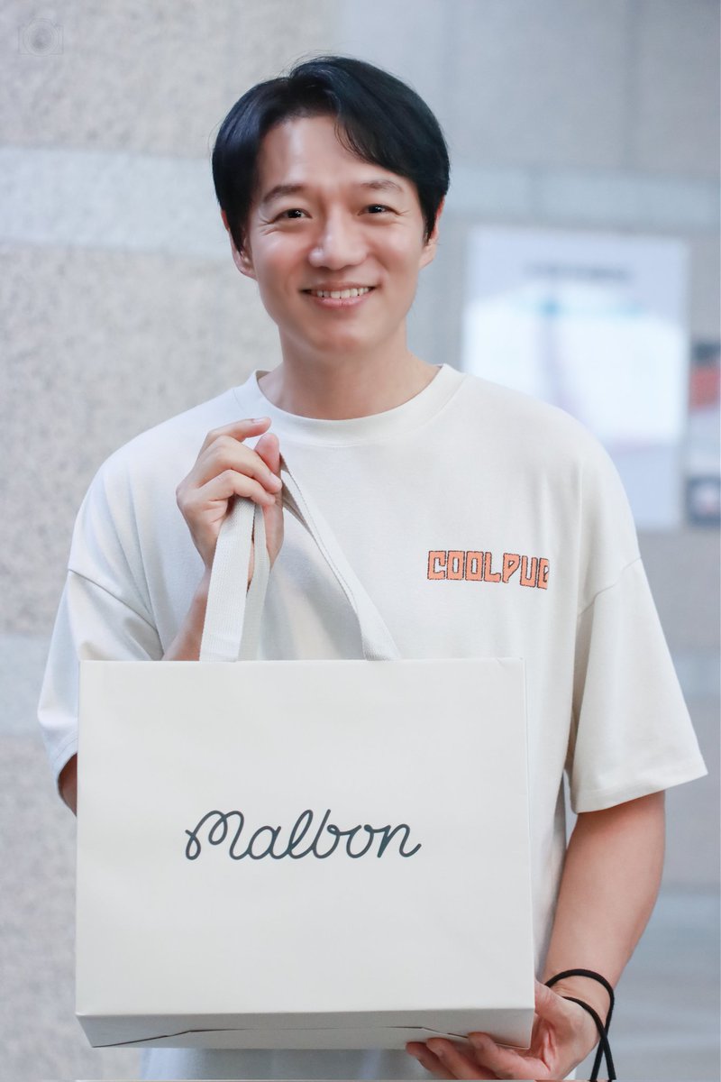 GYB_SUPPORT's tweet photo. ♡ ⋆⁺₊⋆  ʜᴀᴘᴘʏ ʏᴏᴜɴɢʙɪɴ ᴅᴀʏ ⋆⁺₊⋆☾

오늘은 고영빈 배우님의 52번째 생일입니다🎉

생일과 상대적 속세 막공을 축하드리며 선물과 메시지 카드 전달해 드렸습니다.

배우님의 앞날도 응원하겠습니다 .ᐟ

저장 및 재업⭕️, 참여자 외 2차 가공❌️ https://t.co/501t4QY13D