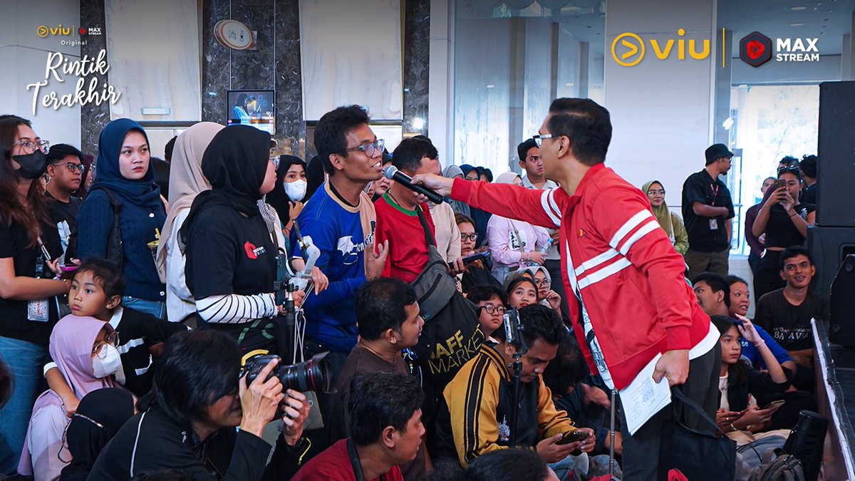 Maxstream_TV's tweet photo. Satu kata buat fan meeting “Rintik Terakhir”  di Bekasi, SERU! 🥳​
Scroll ke bawah buat liat keseruannya! 👇🏻
​
#RintikTerakhir https://t.co/BRiVmMt6zP