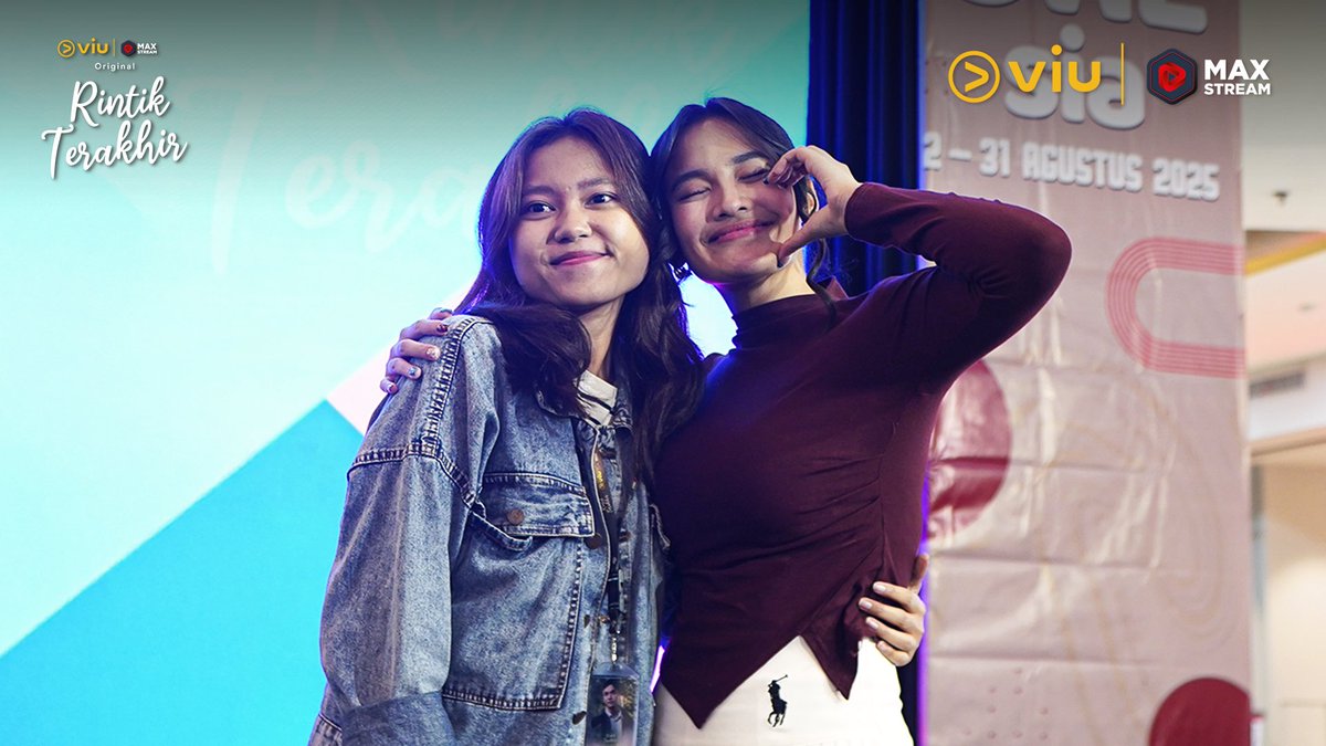 Maxstream_TV's tweet photo. Cast “Rintik Terakhir” dan fans kompak banget. Dari main games bareng, ngobrol santai, sampe foto rame-rame, semua momen jadi unforgettable 🥰​

​#RintikTerakhir https://t.co/AagjZ4Ioaa