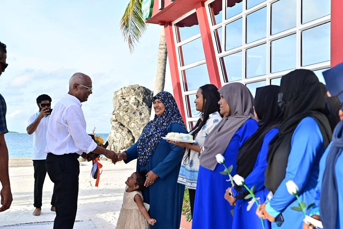 MDPSecretariat's tweet image. ފ. މަގޫދޫ ކައުންސިލްގެ ދައުވަތަކަށް ކުރައްވާ ދަތުރެއްގައި މިއަދު ހަވީރު ރައީސް އިބްރާހީމް މުޙައްމަދު ޞާލިޙް އެ ރަށަށް ވަޑައިގެންނެވުން. @ibusolih