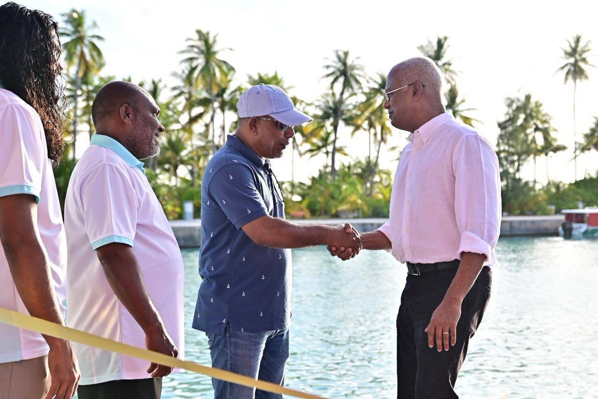 MDPSecretariat's tweet image. ފ. މަގޫދޫ ކައުންސިލްގެ ދައުވަތަކަށް ކުރައްވާ ދަތުރެއްގައި މިއަދު ހަވީރު ރައީސް އިބްރާހީމް މުޙައްމަދު ޞާލިޙް އެ ރަށަށް ވަޑައިގެންނެވުން. @ibusolih