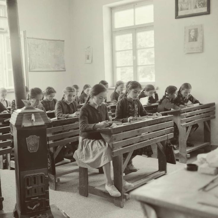 Καλό απόγευμα!!
«Κρυμμένη Γνώση, Σκλάβοι Δικαιούχοι»
Τι όμορφα που ‘ναι να πηγαίνουν στα σχολεία,
από μικρά παιδιά να κάθονται όλα στα θρανία.
Γράμματα γρήγορα να τους μαθαίνουν,
ν’ αγωνίζονται χωρίς να  ξαποσταίνουν.

Τ’ όνειρά τους εναγωνίως να γυρεύουν,
και οι άλλοι αλλά να