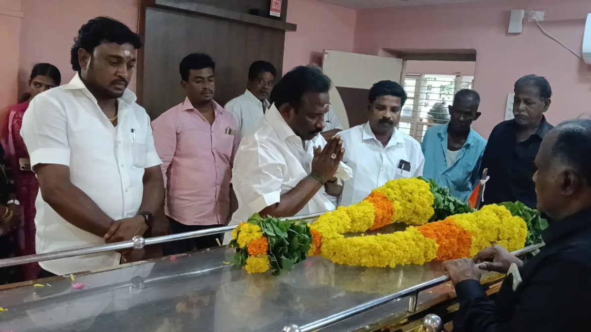Vallur MSK Ramesh Raj (@vallurramesh) on Twitter photo திருவள்ளூர் கிழக்கு மாவட்டம் பொன்னேரி சட்டமன்றத் தொகுதிக்குட்பட்ட மீஞ்சூர் பேரூராட்சியில் தமிழ்நாடு காங்கிரஸ் கமிட்டி துணைத்தலைவர் ஐயா திரு.V.R.பகவான் அவர்கள் மறைந்த செய்தி கேட்டு மிகுந்த வேதனை அடைந்தேன்.
இத்துயர் சூழ்ந்த வேளையில் அவரை இழந்து வாடும் அவரின் குடும்பத்தினருக்கும், திருவள்ளூர் கிழக்கு மாவட்டம் பொன்னேரி சட்டமன்றத் தொகுதிக்குட்பட்ட மீஞ்சூர் பேரூராட்சியில் தமிழ்நாடு காங்கிரஸ் கமிட்டி துணைத்தலைவர் ஐயா திரு.V.R.பகவான் அவர்கள் மறைந்த செய்தி கேட்டு மிகுந்த வேதனை அடைந்தேன்.
இத்துயர் சூழ்ந்த வேளையில் அவரை இழந்து வாடும் அவரின் குடும்பத்தினருக்கும்,