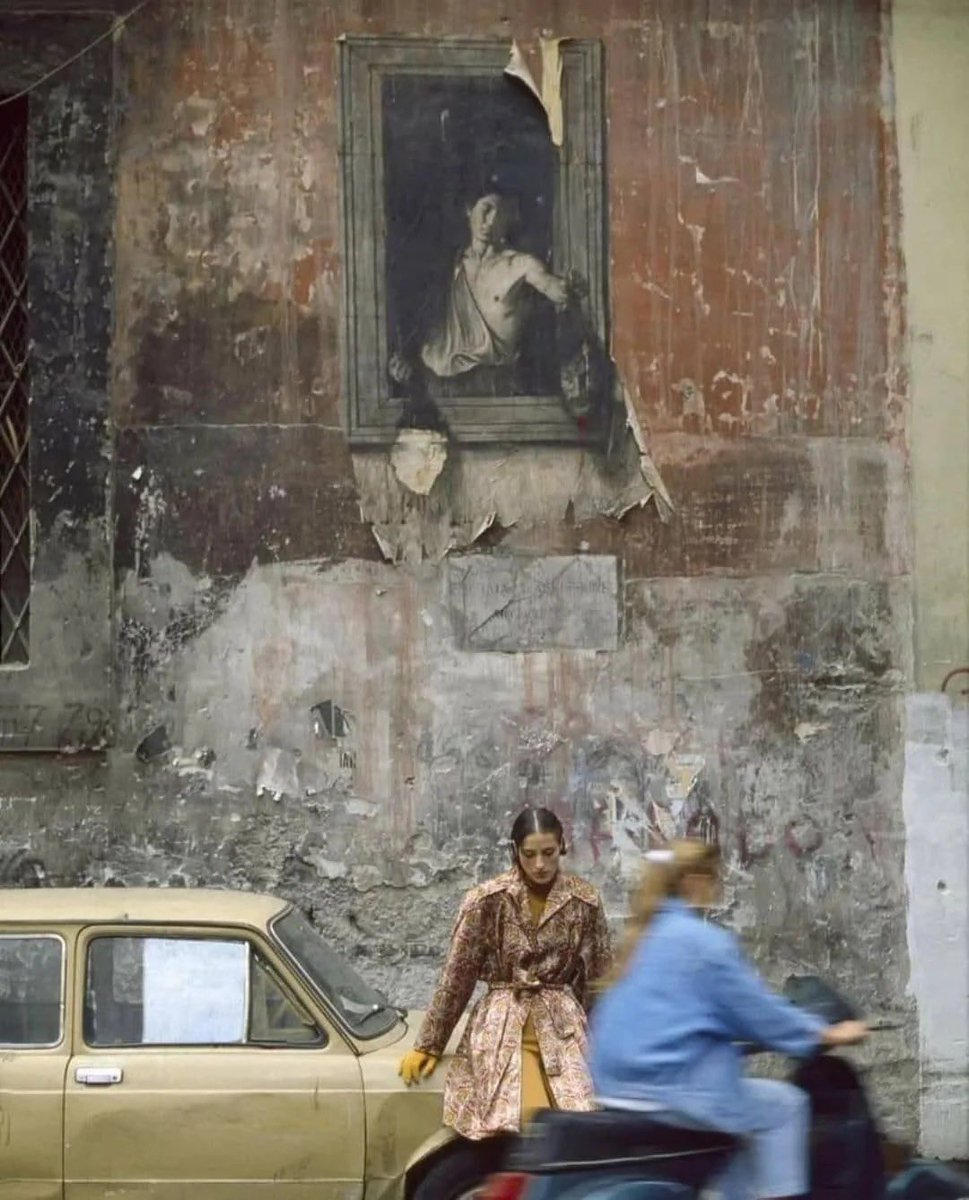 Ferdinando Scianna’nın 1997 yılında Napoli’de çektiği bir fotoğrafta, bir sokak sanatçısının, Caravaggio’nun “David &amp; Galiath” adlı eserini hayatın içine nasıl işlediğini görüyoruz. David, Goliath’ın kafasını sokaktan geçenlere gösteriyor gibi duruyor. 

Caravaggio bir dönem