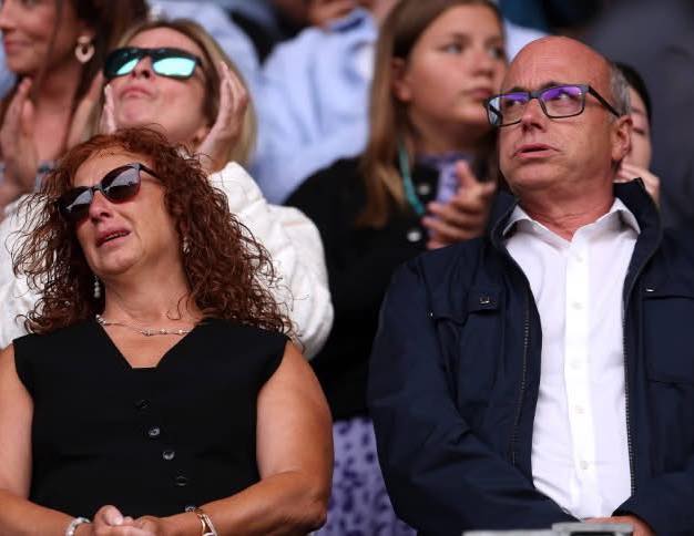 Diogo Jota's parents in tears at Molineux yesterday as Wolves paid tribute to their late sons... 😢💔
