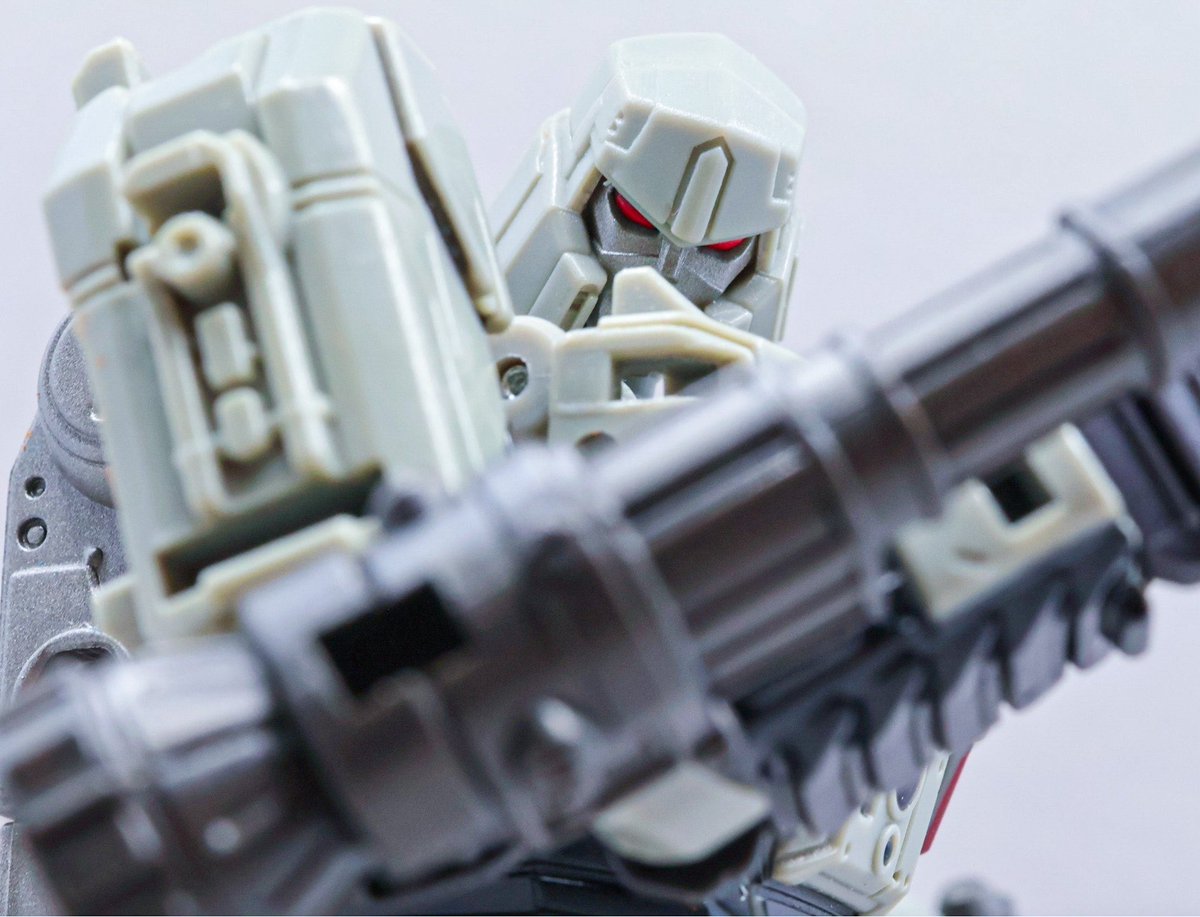 “I’ll build it myself! After I tear down everyone in my way!”

📸 Transformers Studio Series TF:One Megatron