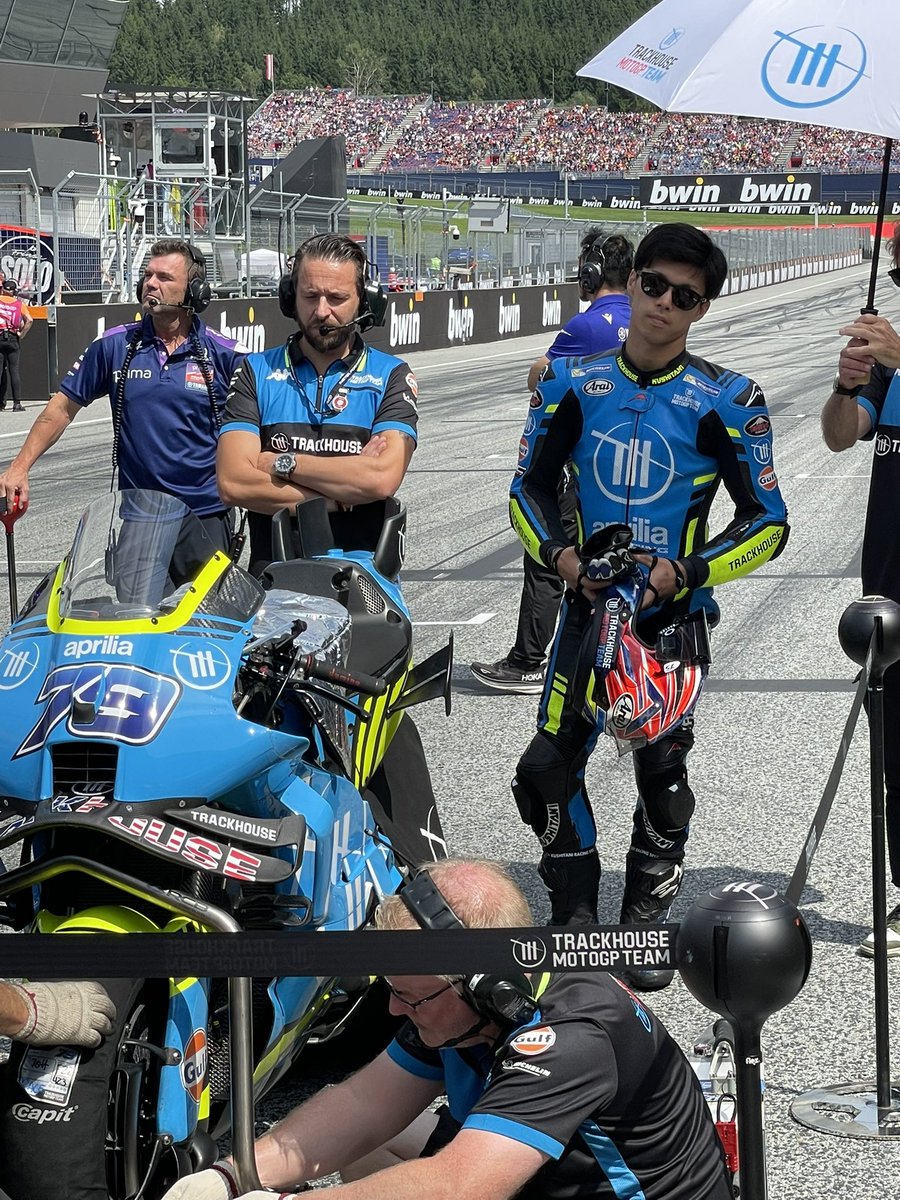 Estarsato's tweet photo. 我らが藍選手のグリッドでの様子をシェアします！

#イースタートラベル
#MotoGP観戦ツアー
#オーストリアGP
#MotoGPチームゲストパッケージ https://t.co/LJp3ERUr6Q