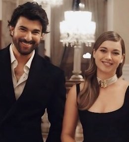 womanwithstyle's tweet photo. LAS ENTUS FOREVER  (QUE NADA ES ETERNO ) POR CIERTO SON UNAS MUJERES  MAYORES QUE NO RESPECTAN ASI COMO SU REINA DEL FRACASO  #TubaBüyüküstün   DESCARADAS HACER PHOTOSHOP  DEL LA PROMOCION  İSTANBUL  MI AMOR DONDE SOLO #AfraSaraçoğlu  LA JOVEN Y BELLA ACTRIZ  ES LA PROTAGONISTA. https://t.co/y3iXdPzSwD