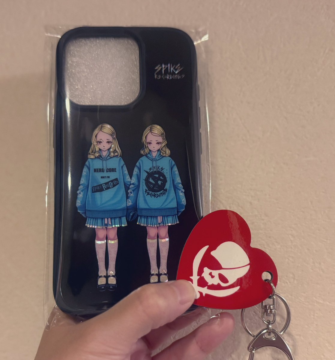 aya_hira12's tweet photo. スパレコツインズスマホケースきた(๑˃̵ᴗ˂̵)
さりげないキラッキラ螺鈿✨🐚
❤️キーホルダーもありがとうございます!!
#GLAY #HISASHI
#SPIKERECORDINGS
#Twins #ツインズ #YOICHIRO
#ModernPirates #モダンパイレーツ https://t.co/VdZwPEysPz