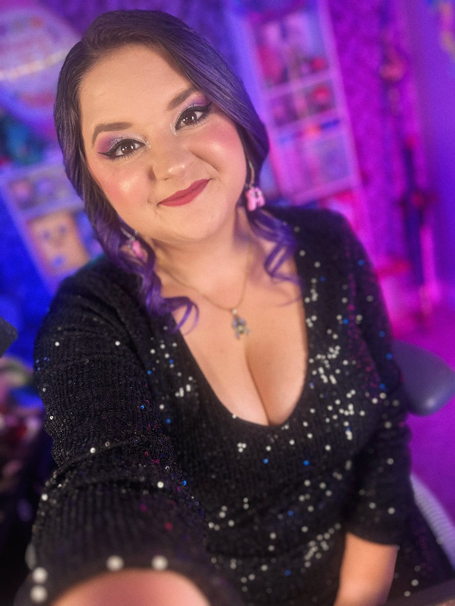 CELEBRATING MY BIRTHDAY OVER ON TWITCH RIGHT NOW! Come play some community games and eat cake with us? 🎉🎂🥳 twitch.tv/RoxAndStone