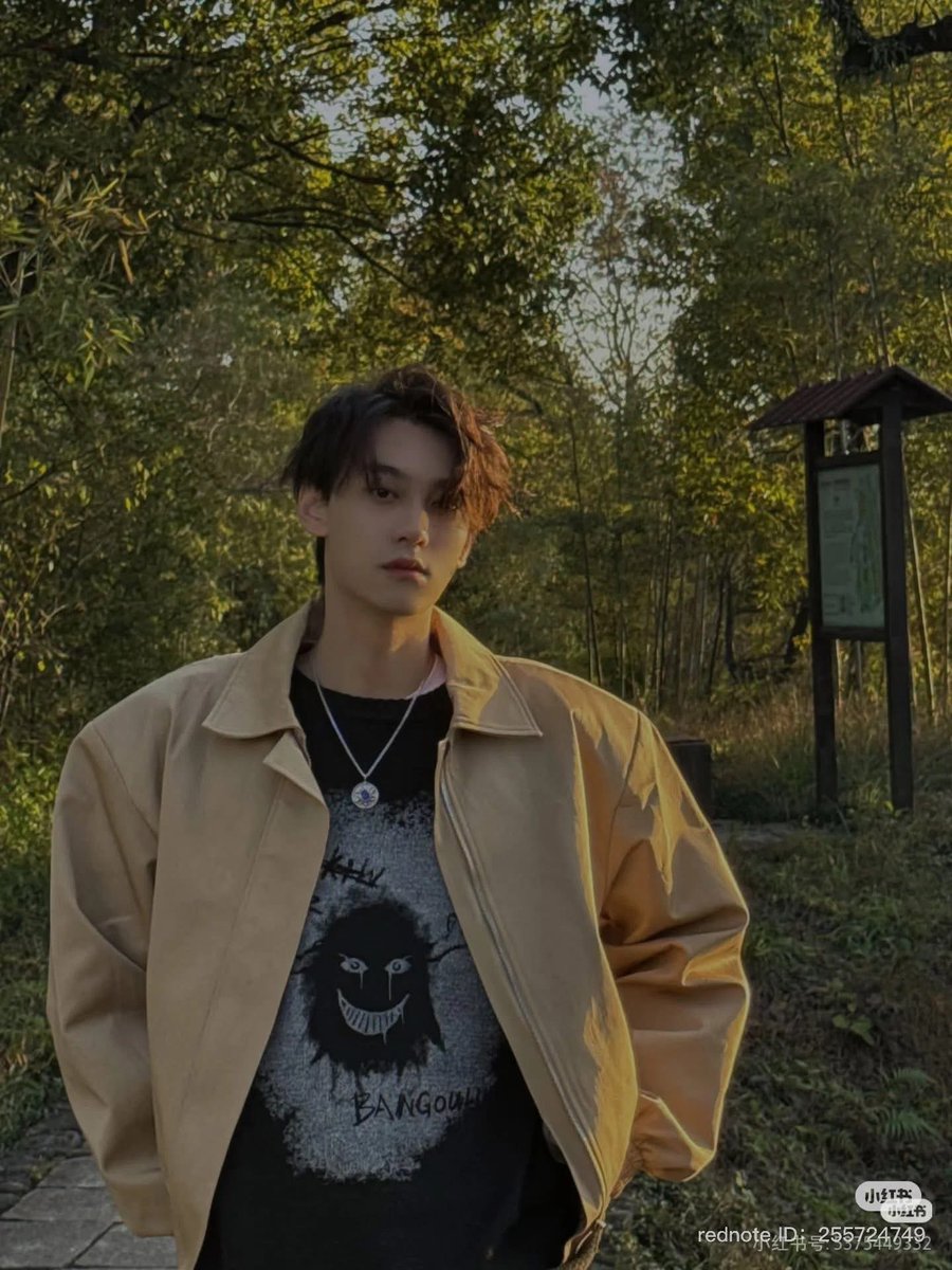 habseligkeitbie's tweet photo. brand confirm: this is an exclusive product of the design shop for TXN, previously due to privacy reasons, the copyright has not been announced. but now, they have received his permission.
his necklace uses purple jade = 紫玉 = zǐ yù (ziyu)
#TianXuningZiYu #tianxuning #ziyu https://t.co/kpI7WtdWPP