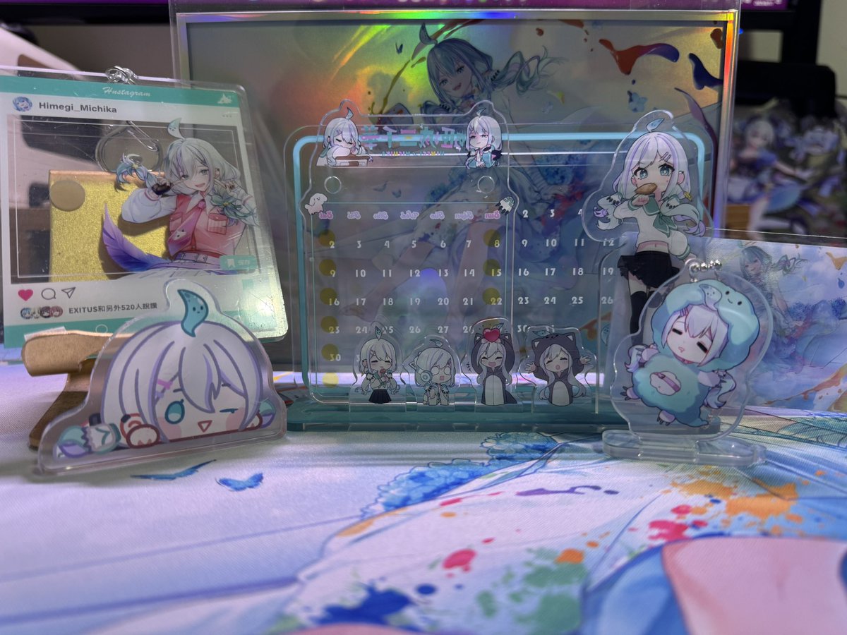 Ccceric7's tweet image. 今天一早收到了這次咪奇生日套組的新周邊～✨

每一幅畫都超級美，超級可愛💖💖
最讓我驚訝的是那個滑鼠墊，真的是有～夠～大！

感覺每天用電腦都像是在跟咪奇一起在天空中翱翔～☁️

咪奇已經快攻陷我的桌子啦～
期待下次下下次可以把我的牆壁跟桌面都佔領！！

#一米幾