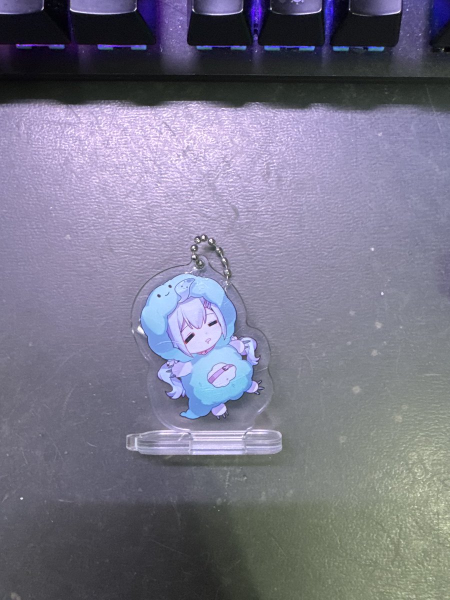 Ccceric7's tweet image. 今天一早收到了這次咪奇生日套組的新周邊～✨

每一幅畫都超級美，超級可愛💖💖
最讓我驚訝的是那個滑鼠墊，真的是有～夠～大！

感覺每天用電腦都像是在跟咪奇一起在天空中翱翔～☁️

咪奇已經快攻陷我的桌子啦～
期待下次下下次可以把我的牆壁跟桌面都佔領！！

#一米幾