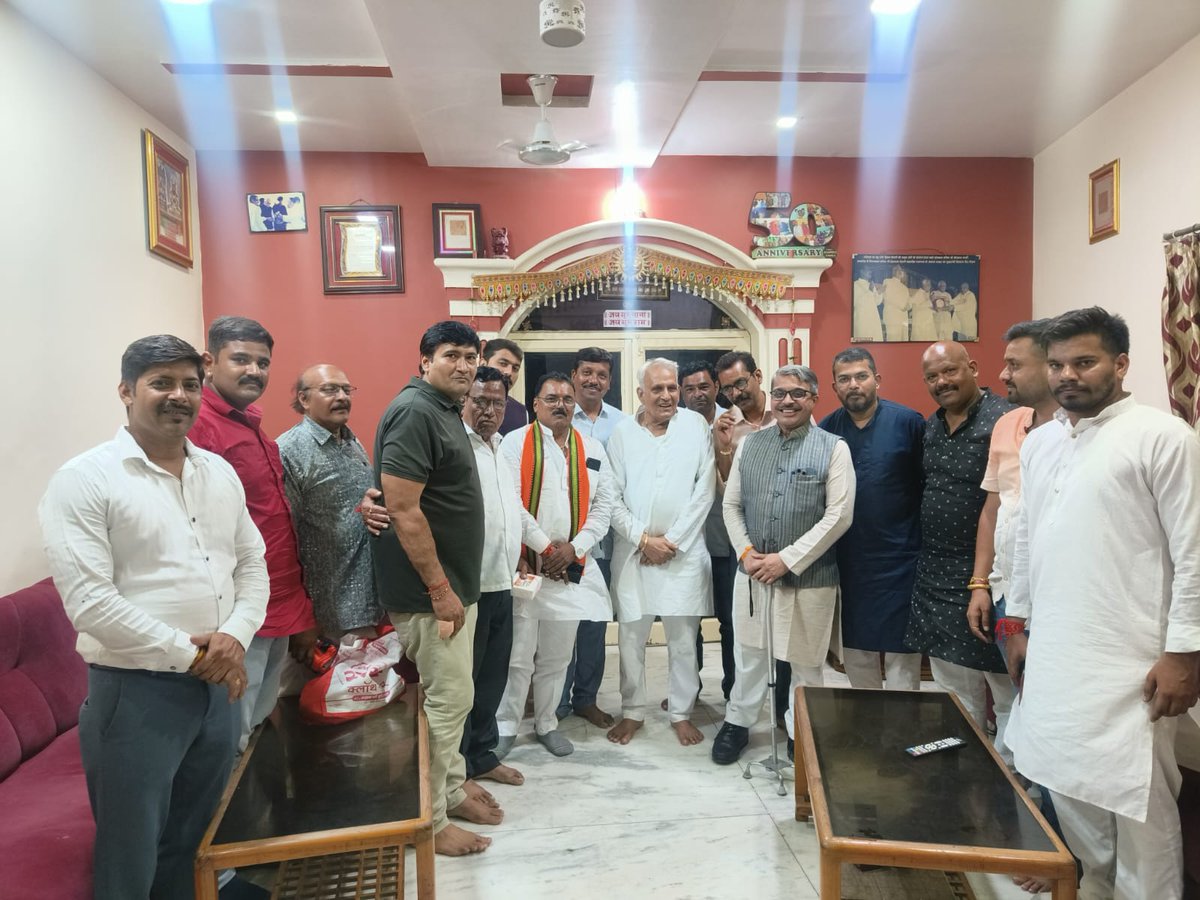 rajneesh4n's tweet image. आज रतलाम प्रवास में भाजपा के वरिष्ठ नेता मध्य प्रदेश सरकार के पूर्व मंत्री आदरणीय हिम्मत कोठारी जी का सानिध्य मिला। संगठन की कामकाजी बातचीत के साथ ही उनके द्वारा चलाए जा रहे सेवा प्रकल्पों की प्रेरक जानकारी भी मिली। इस दौरान भाजपा जिला अध्यक्ष श्री प्रदीप उपाध्याय और साथी…