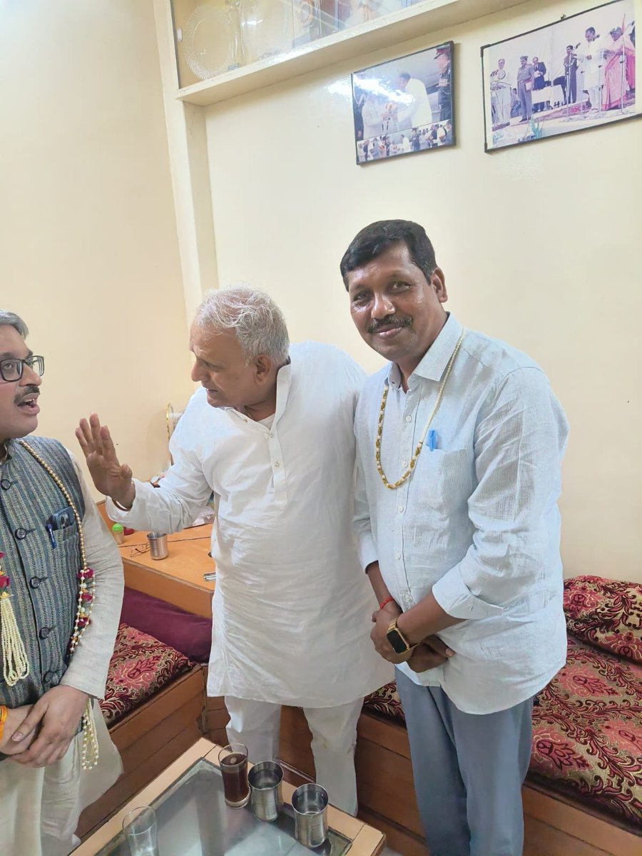 rajneesh4n's tweet image. आज रतलाम प्रवास में भाजपा के वरिष्ठ नेता मध्य प्रदेश सरकार के पूर्व मंत्री आदरणीय हिम्मत कोठारी जी का सानिध्य मिला। संगठन की कामकाजी बातचीत के साथ ही उनके द्वारा चलाए जा रहे सेवा प्रकल्पों की प्रेरक जानकारी भी मिली। इस दौरान भाजपा जिला अध्यक्ष श्री प्रदीप उपाध्याय और साथी…