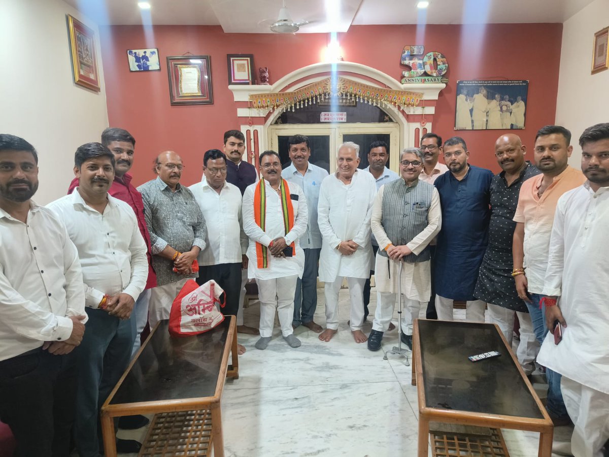 rajneesh4n's tweet image. आज रतलाम प्रवास में भाजपा के वरिष्ठ नेता मध्य प्रदेश सरकार के पूर्व मंत्री आदरणीय हिम्मत कोठारी जी का सानिध्य मिला। संगठन की कामकाजी बातचीत के साथ ही उनके द्वारा चलाए जा रहे सेवा प्रकल्पों की प्रेरक जानकारी भी मिली। इस दौरान भाजपा जिला अध्यक्ष श्री प्रदीप उपाध्याय और साथी…