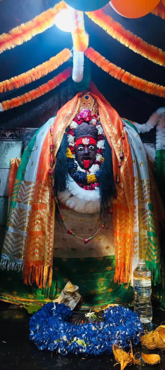 yuyutsu_001's tweet photo. Maa Bhadra Kali’s Darshan in Baba Kaal Bhairav Temple 🙏🏻

She is the consort of Mahakaal Bhairav in Kashi 🚩

Jai Maa Maha Kali 🔱 https://t.co/JiYDS9fshx