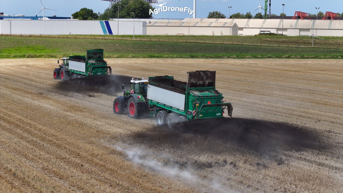 agridronefly's tweet photo. Dikke strooicombinaties kennen ze wel bij Masseurs V.O.F. Oud Gastel. Ze maken gebruik van 2 Fendt 936 beide met Tebbe 320 HS breedstrooiers om compost te verspreiden.
Video--> https://t.co/5kUojmbDNp https://t.co/DNThhEk8g6