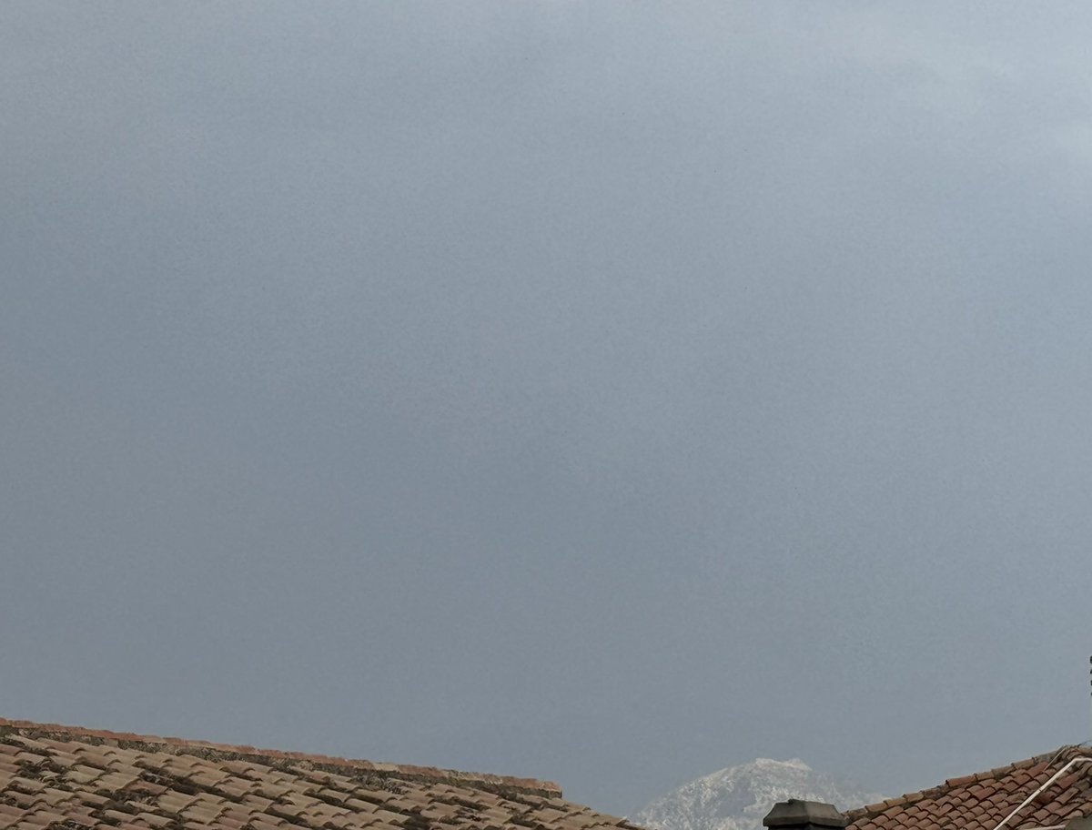 En #GranadaCapital se escucha tronar con fuertes rachas de viento 💨 #tormenta por el este y sureste #SierraNevada 🏔️ , ve iluminado por el sol el Cerro Huenes y descenso de temperatura hasta los 37ºC

<a href="/AEMET_Andalucia/">AEMET_Andalucía</a> 
<a href="/VOSTandalucia/">VOST ANDALUCIA</a> 
<a href="/EmergenciasGRX/">Emergencias Granada</a>