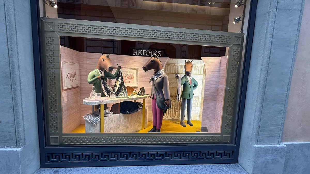 course8cheduler's tweet photo. #AlphabetChallenge #WeekGForGlass
When in Rome, the attraction to view the fashions behind the glass was too strong to resist 👁️ 💃 https://t.co/K1JG3Kc5ep