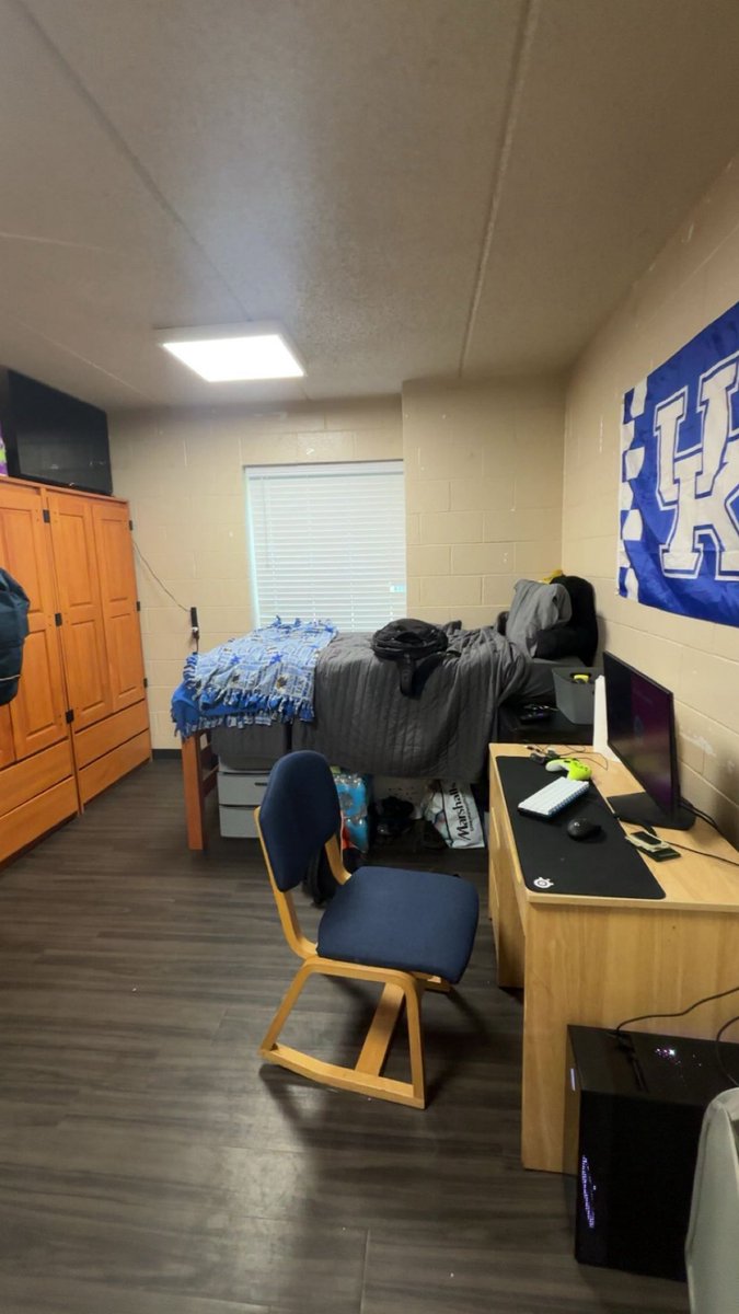 theboringintern tweet media