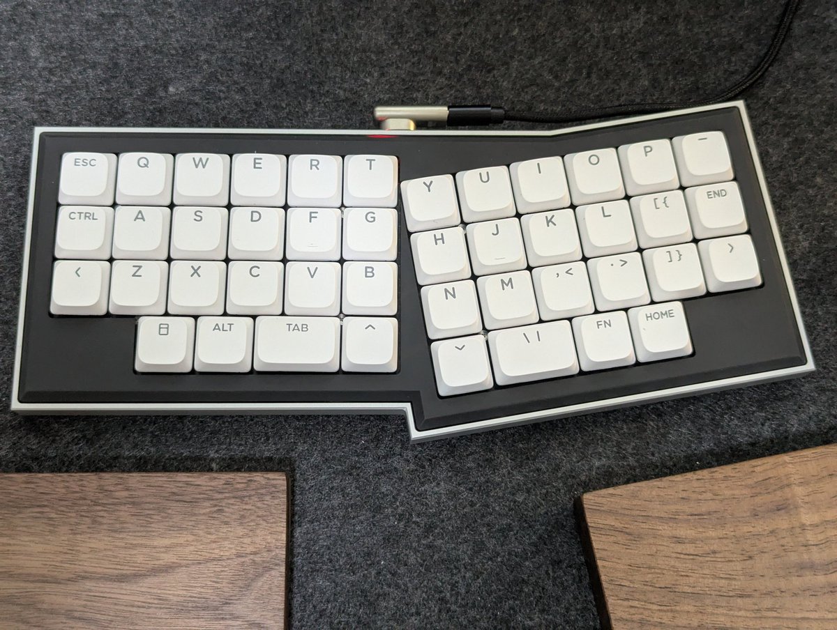 Walter_8300's tweet photo. 前回作成した非対称40%オーソリニアがしっくりきたので、自キ活の目標の一つであったアルミ削り出しケースにチャレンジ(ブロッカープレートは3DP製)。
ケース裏面にはレザーを貼り付けて、自作ロゴの焼印を施してみました。
レザーの加工は未熟だけれど、やっぱり自分で作ったものには愛着が湧くなー。 https://t.co/9q6QLZ90Rn