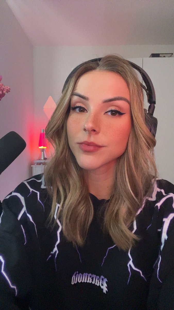 Live come hang out 💕💗