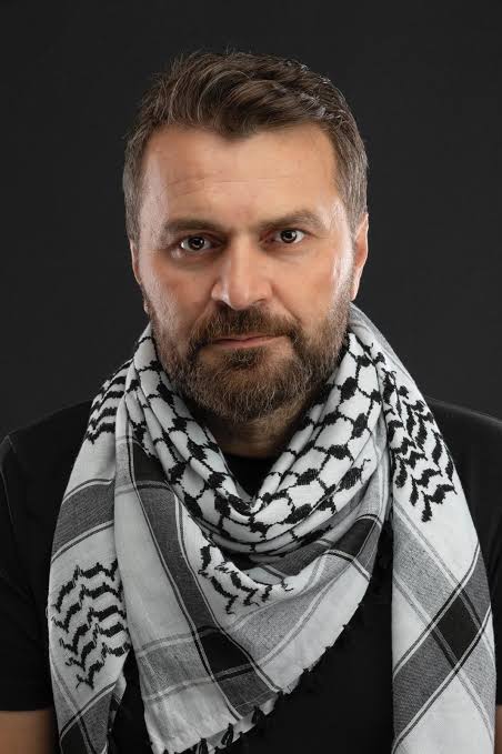 durbunhaber's tweet photo. ABDURRAHMAN UZUN'UN KUR'AN AYETLERİYLE DALGA GEÇTİĞİ ORTAYA ÇIKTI‼️

Yıllar önce sunduğu fıkra programında sûrelerle dalga geçtiği görülen Uzun, Felak ve Nas sûrelerinin değiştirildiği fıkrayı ekrandan böyle okudu:

"Kul eûzü bi-rabbi'l-felak
Arkamdaki salak
Cüzdanımı bırak 
Yiyeceksin dayak!"