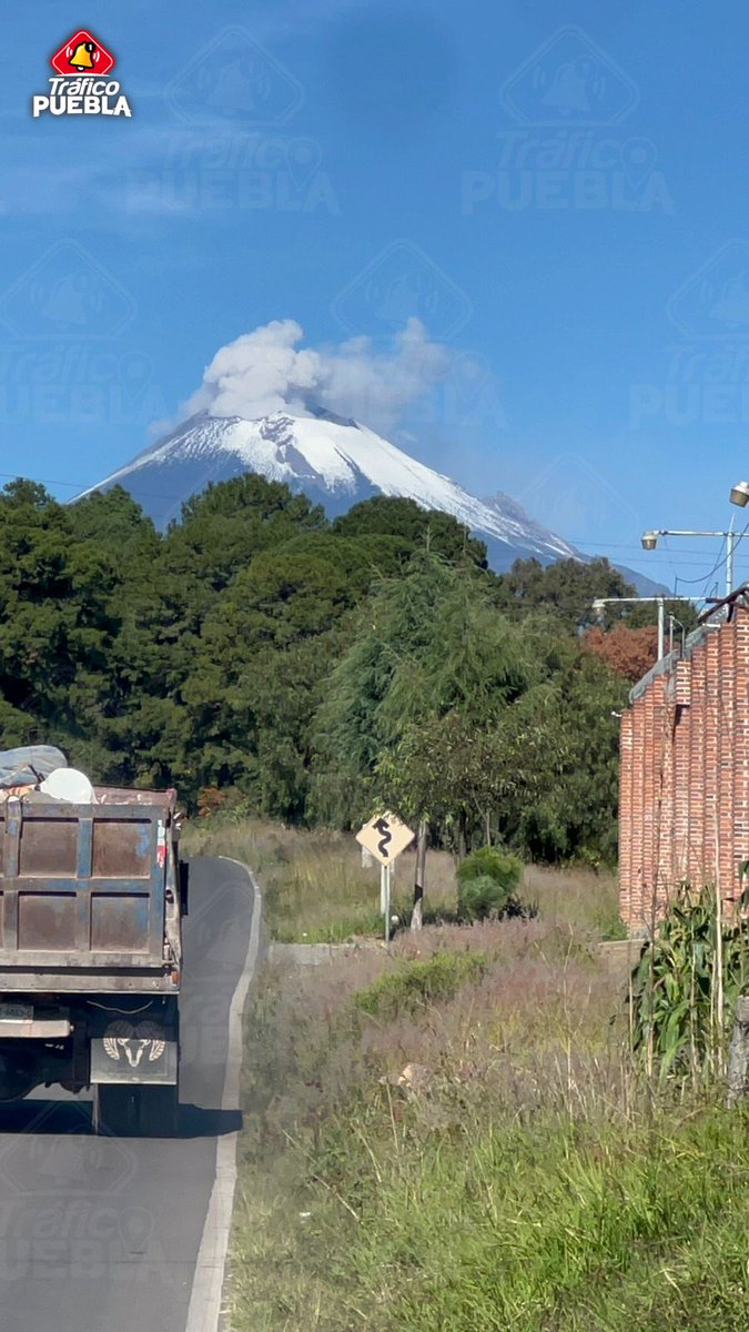 🤩 Así se aprecia el volcán Popocatépetl, entre un cielo despejado y sus cumbres cubiertas de nieve. ❄️

Imagen capturada desde la carretera hacia San Andrés Calpan.📍

#Puebla #TráficoPuebla #Popocatépetl
📸: <a href="/IrvingArrieta97/">Irving Arrieta</a>