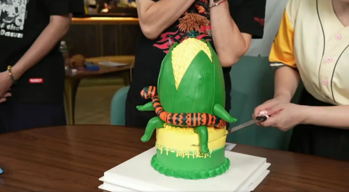 Uh...FFXIV Cornservant cake anyone??? 🌽🌽

The CN server livestream made this cake to celebrate the 11th Anniversary of FFXIV lol