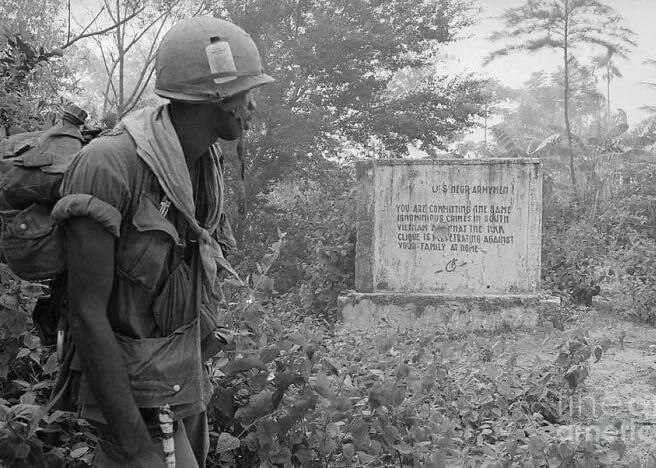 Vietnam 🇻🇳

Un soldado negro estadounidense lee un mensaje del Viet Cong (1970), que dice:

🇺🇸 "Soldados negros estadounidenses, están cometiendo los mismos crímenes vergonzosos en Vietnam del Sur que el KKK comete contra sus familias en casa".