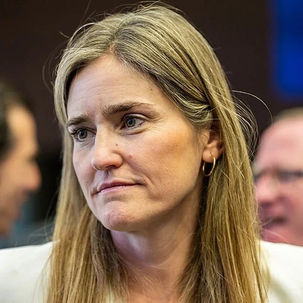 Sara Aagesen, la sustituta de Teresa Ribera, hoy vicepresidenta y ministra de Transición Ecológica.

Es decir: la responsable política directa de que nuestros montes ardan y nuestros bomberos no tengan medios suficientes.

¿Y por qué no se pronuncia su nombre? ¿Por qué la