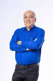 camachocastro's tweet photo. DOBLE MORAL Y ANÁLISIS SESGADOS:
En una Asamblea donde no existe el dominio predominante de ninguna bancada, los acuerdos coyunturales, son parte de la vida diaria.  Sin embargo, los analistas sesgados y los seudo honestos legislativos, quieren convencernos de que la movilidad de los votos, son producto de presiones y traiciones.

El doble discurso y la doble moral ha quedado en evidencia otra vez, en algunos comentarios y análisis delos recientes resultados de las elecciones de las juntas directivas de las comisiones de la Asamblea Nacional.

Basta observar, que los famosos 37 votos del 1 de julio 2025, fueron producto de la movilidad de parte de votos que llevaron a Dana a la Presidencia de la Asamblea en julio del 2024. Pese a ello, no escucharon ustedes a los analistas sesgados ni a los radicales seudo honestos, hablar de traiciones ni presiones en su favor.

La doble moral y la falta de palabra de los Vamos quedaron en evidencia desde el 2024. Basta recordar, lo que ocurrió con el puesto cedido para MOCA en la figura de Ernesto Cedeño en la Comisión de Presupuesto; o la promesa de votos en favor de Dino Mon y Bolo Flores.

Si quieren hablar de puñaladas, mejor fíjense lo que ha venido ocurriendo en la bancada de los radicales seudo honestos y entenderán porque antes eran 20 y ahora son 18 que ni siquiera votaron juntos en las recientes elecciones de apenas dos comisiones.

Les aseguro, que si mi propuesta de ir a votaciones en todas las comisiones, hubiese imperado. Las puñaladas entre los auto llamados VAMOS, habría evidenciado mucho más, su doble discurso y sus doble moral y habría acelerado el inevitable desmembramiento de esa bancada; igual habría ocurrido con los posteriores comentarios y análisis de los analista sesgados que abundan en los medios y redes sociales.