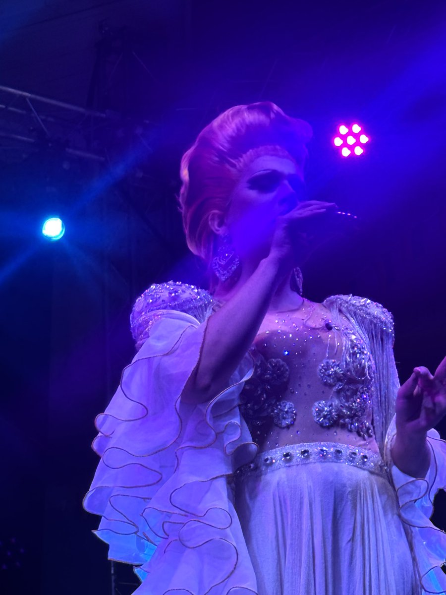 💬💬💬REFLEXIONES DE TARDE…
❤️Estoy súper feliz de todo lo que hago. Y a pico y pala. Yo solita muy a lo mío.  Intentando aportar desde otro camino. Dándome a valer por mis propios proyectos, formación y méritos artísticos y escénicos. Quien quiera validarme así, estoy más que