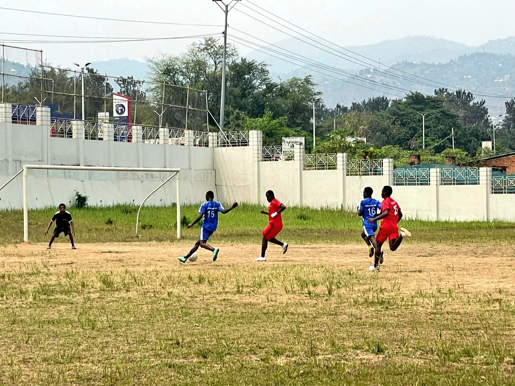 BIUBurundi's tweet image. Match amical de ⚽ ce dimanche 17.08.2025 entre #alumni vs #étudiants de @BIUBurundi. Ce qui a été une belle occasion de partager l'expérience et de motiver les lauréats du #secondaire de rejoindre @BIUBurundi en s'inscrivant pr l'A/A: 2025-2026.
#BIUBurundi
#OpenRegistration