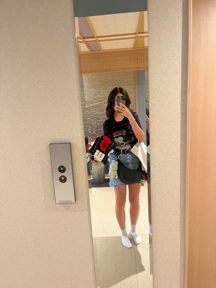 nekobuns's tweet photo. Best I could do it’s so hot here. 
Songs I hadn’t heard live:
Cry out
Party’s over
All mine (deep cut….)
LIVING DOLLS (my favorite OOR song-)
TY Oita 🤘🏽 https://t.co/mksMjf4ga7