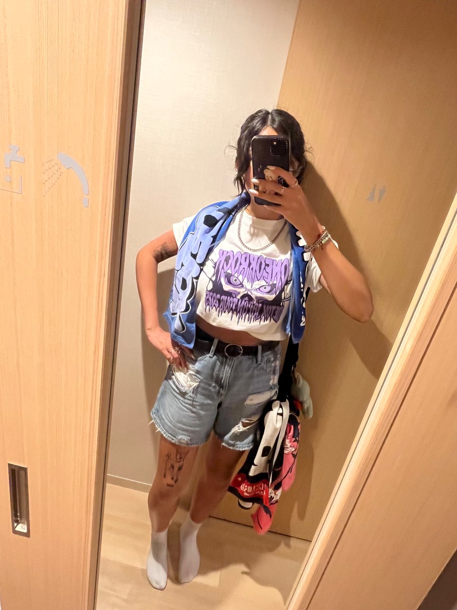 nekobuns's tweet photo. Best I could do it’s so hot here. 
Songs I hadn’t heard live:
Cry out
Party’s over
All mine (deep cut….)
LIVING DOLLS (my favorite OOR song-)
TY Oita 🤘🏽 https://t.co/mksMjf4ga7