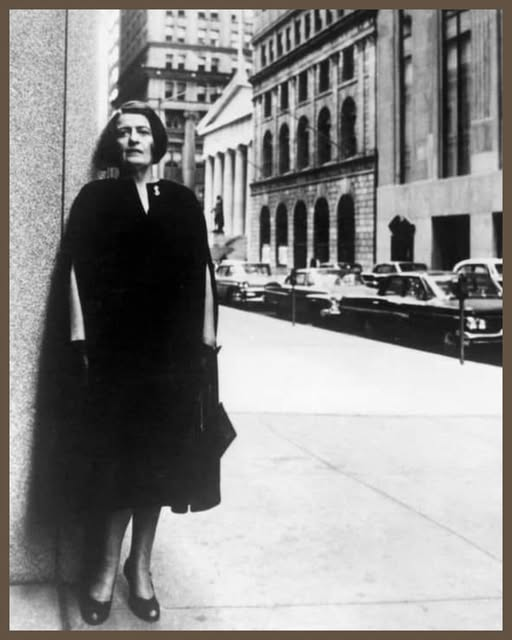 Philosophin und Schriftstellerin **Alissa Zinovievna Rosenbaum**, in der Literaturwelt bekannt als **Ayn Rand**. Ayn Rands Eltern waren russische Juden. Sie verstarb im März 1982 in New York.
Sie schrieb einst:
&gt; „Wenn du bemerkst, dass du, um etwas zu erschaffen, erst die