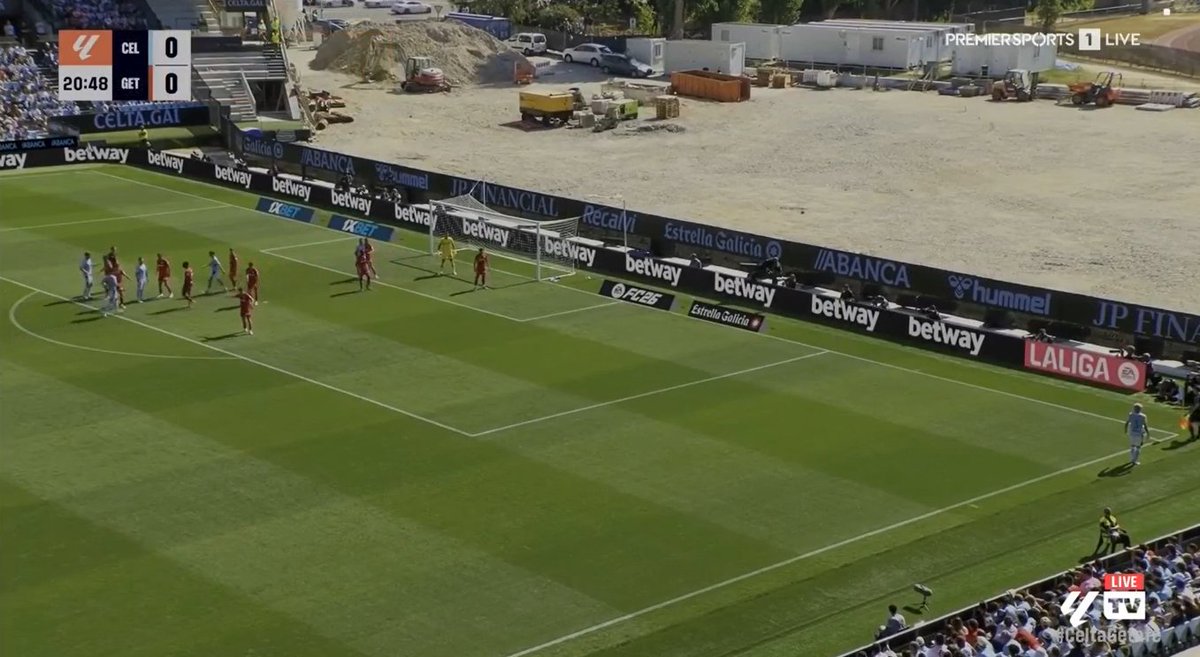 seru banget stadionnya, ada pemandangan bedeng-bedeng kuproy