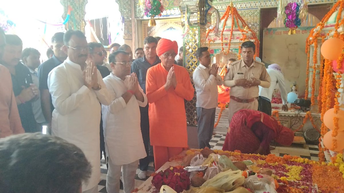 DIPRRajasthan's tweet photo. बाबा खींवादास जी ने अपने जीवन का अधिकांश समय समाज सेवा और सनातन धर्म को मजबूत करने में बिताया : उप मुख्यमंत्री बैरवा 

सांगलिया में बनने वाले 100 बेड के बाबा बंशीदास अस्पताल का किया शिलान्यास 

केन्द्रीय विधि एवं न्याय मंत्री अर्जुन राम मेघवाल, केन्द्रीय पर्यटन एवं संस्कृति मंत्री गजेन्द्र सिंह शेखावत हुए कार्यक्रम में शामिल

https://t.co/EMMCyxXOCx