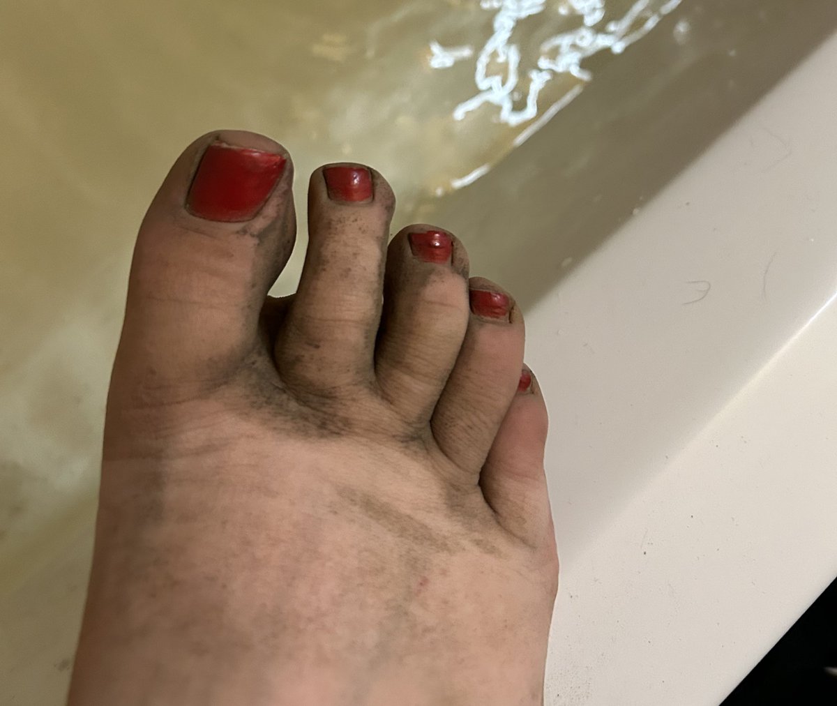 ReitschuhQueen's tweet photo. Manche würden jetzt schreiend wegrennen… andere können nicht genug davon bekommen 👣🤤
Some would run away screaming… others just can’t get enough 👣

#DirtyFeet #FootFetish #FeetLovers #DirtyToes #Fußfetisch #EkelOderGeil #NastyButSexy #FootContent https://t.co/2RdskbDLyD