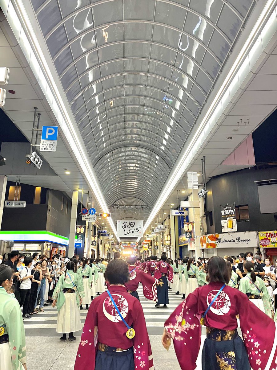 Hanaka8756's tweet photo. 1年生は踊り子、2年生は高知担当、3年生は三役��4年生はスタッフ長と、毎年いろんな立場で東京花火の高知に関わらせてもらった！本当にありがたい経験だったなあ、、
どの景色も感情も、全部大切な思い出！！
ちょっと寂しいけど、花火の高知に悔いなし！また来年からも必ず帰ってきます！🐟 #東京花火 https://t.co/84cfIhazU7